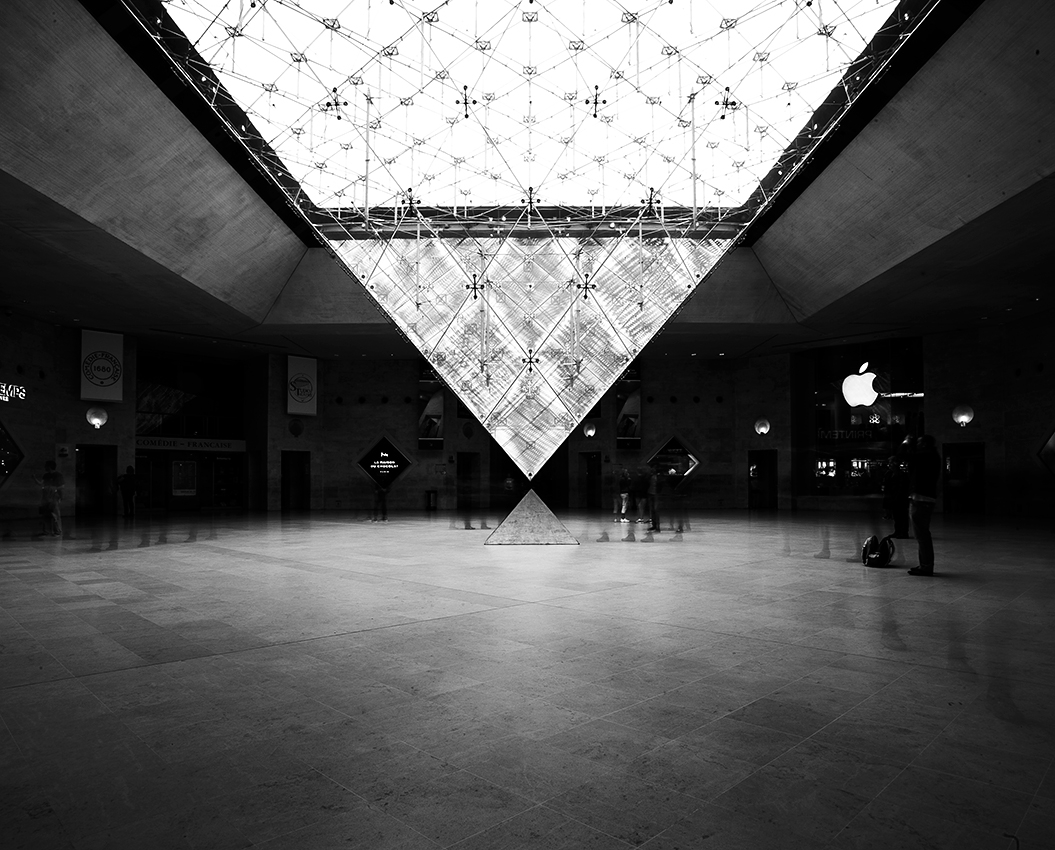 http://www.olivierlovey.ch/files/gimgs/th-26_52_pyramidelouvre.jpg